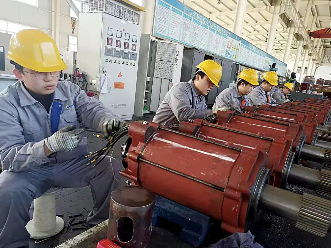 科汇股份磁阻电机生产车间工人正在装配电机.jpg