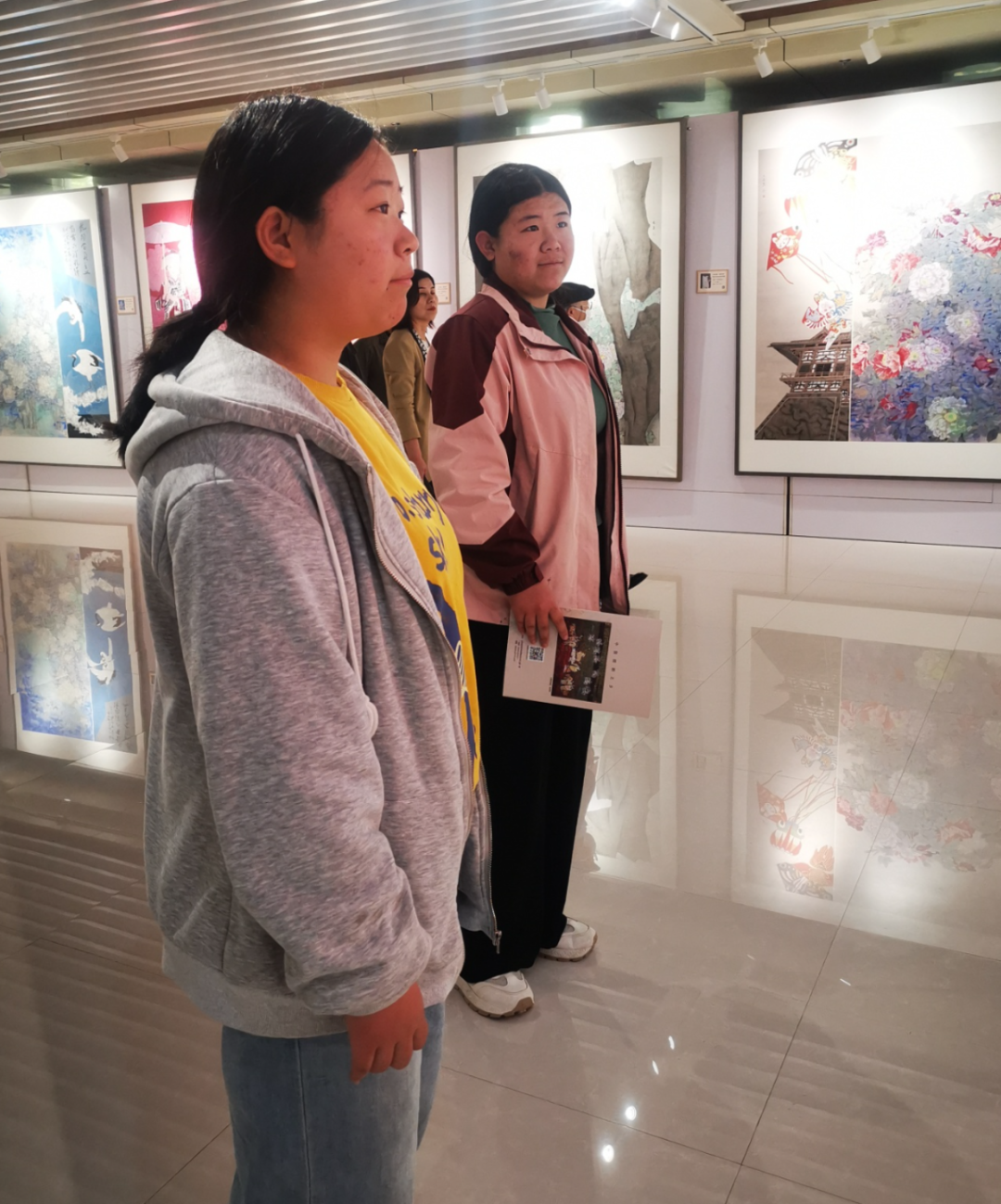 彭欣姐妹看展.jpg