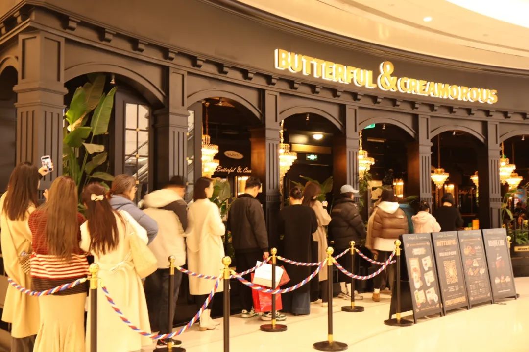 1青岛万象城“黄油与面包”烘焙店门前排起长队.jpg