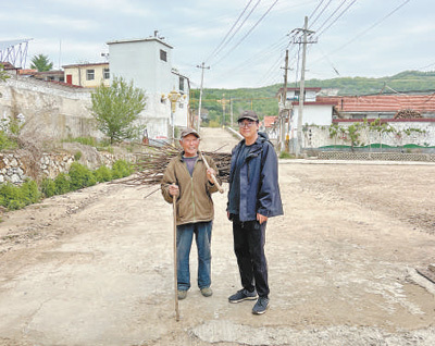 姜利红（右）和村里老人在一起。 以上图片均为姜健摄