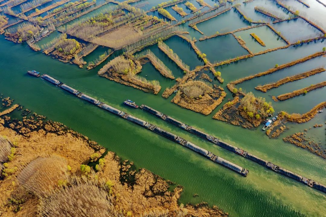 2 装载建材、煤炭等货物的船舶在京杭大运河济宁段航道上有序航行。（杨国庆 摄）.jpg