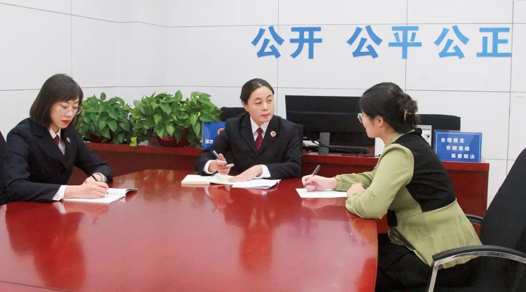 谷红艳(中)向当事人释法说理.jpg