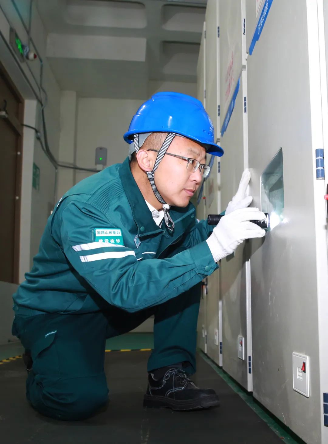 undefined 【】2.冯忠奎在配电室检查设备运行状态.jpg