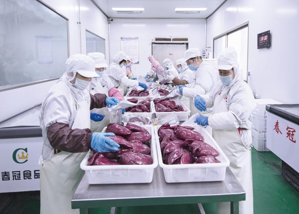 山东春冠食品有限公司工人们对鹅肥肝制品进行分拣、装袋。（受访者供图）