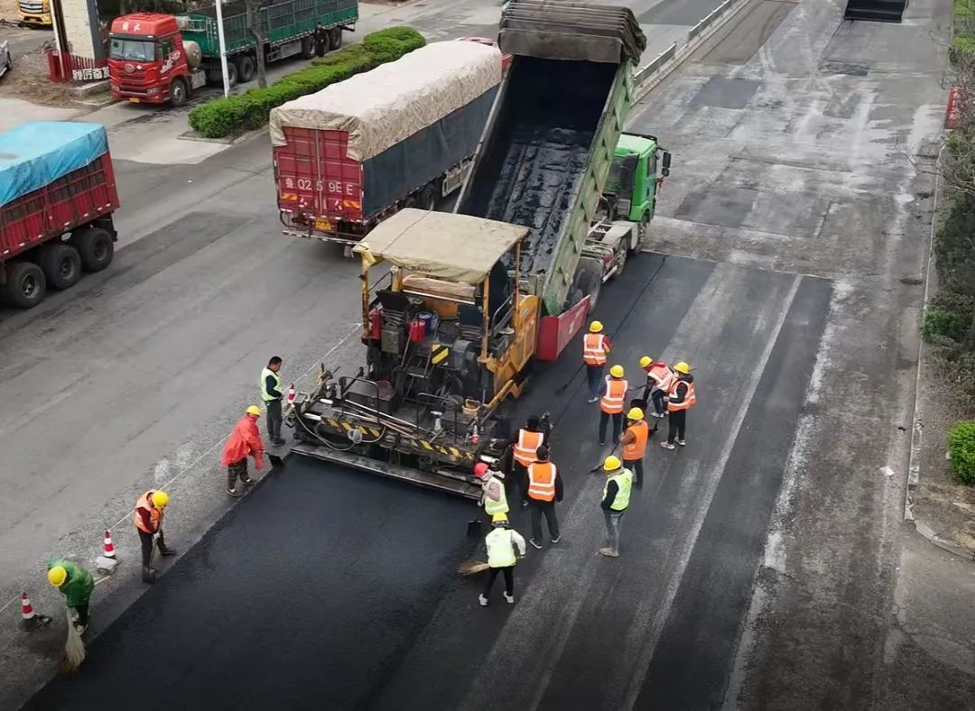 整修路面，解决群众交通出行问题.jpg