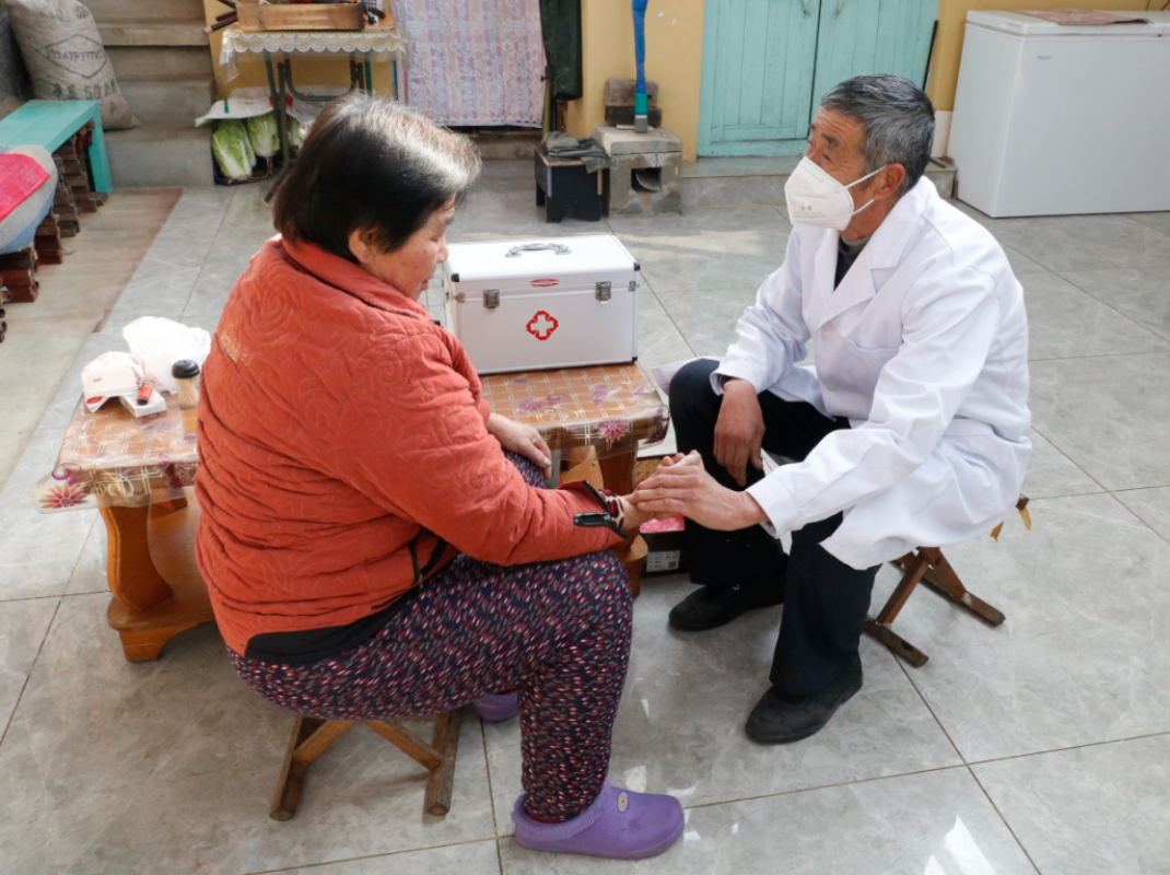 孙德连在村民家中问诊.jpg