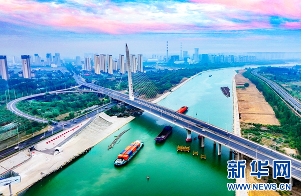 载满集装箱的新能源船行驶在大运河上。（济宁市委网信办供图）