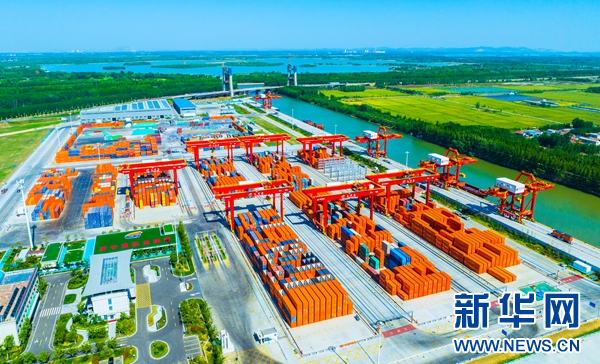 江北最大的智慧化内河集装箱示范港——龙拱港。（济宁市委网信办供图）