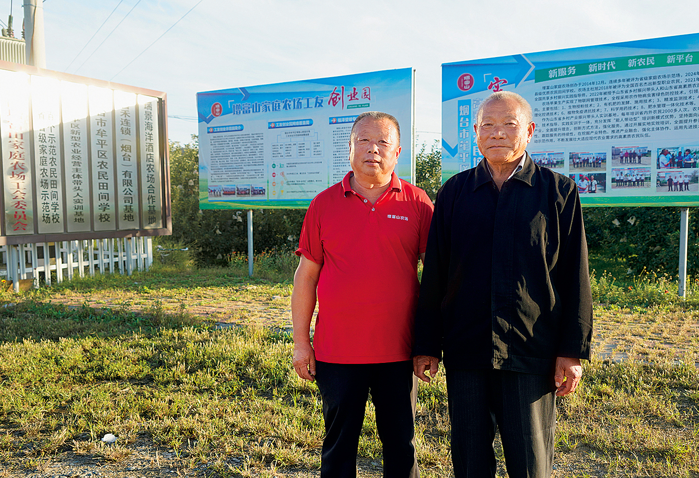 杜旭与农民田间学校的学员合影