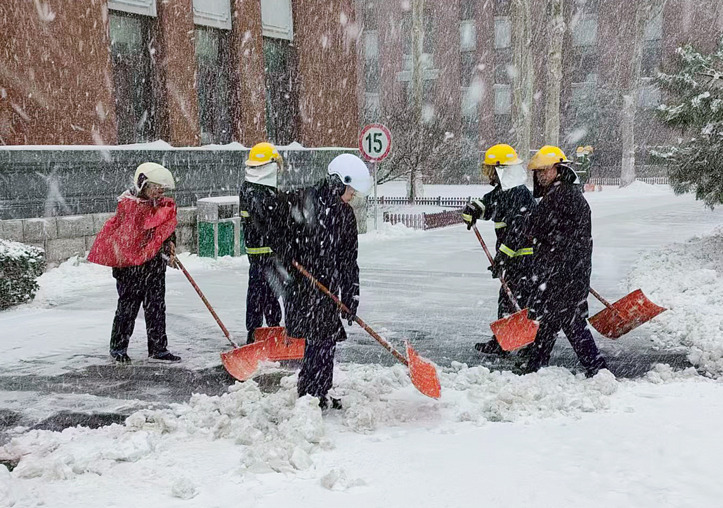 青年先锋队队员清扫积雪