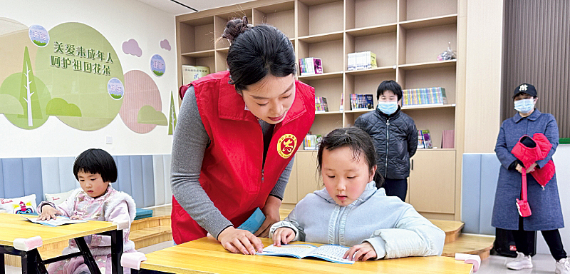 育新社区网格党员参与儿童爱心课堂志愿活动