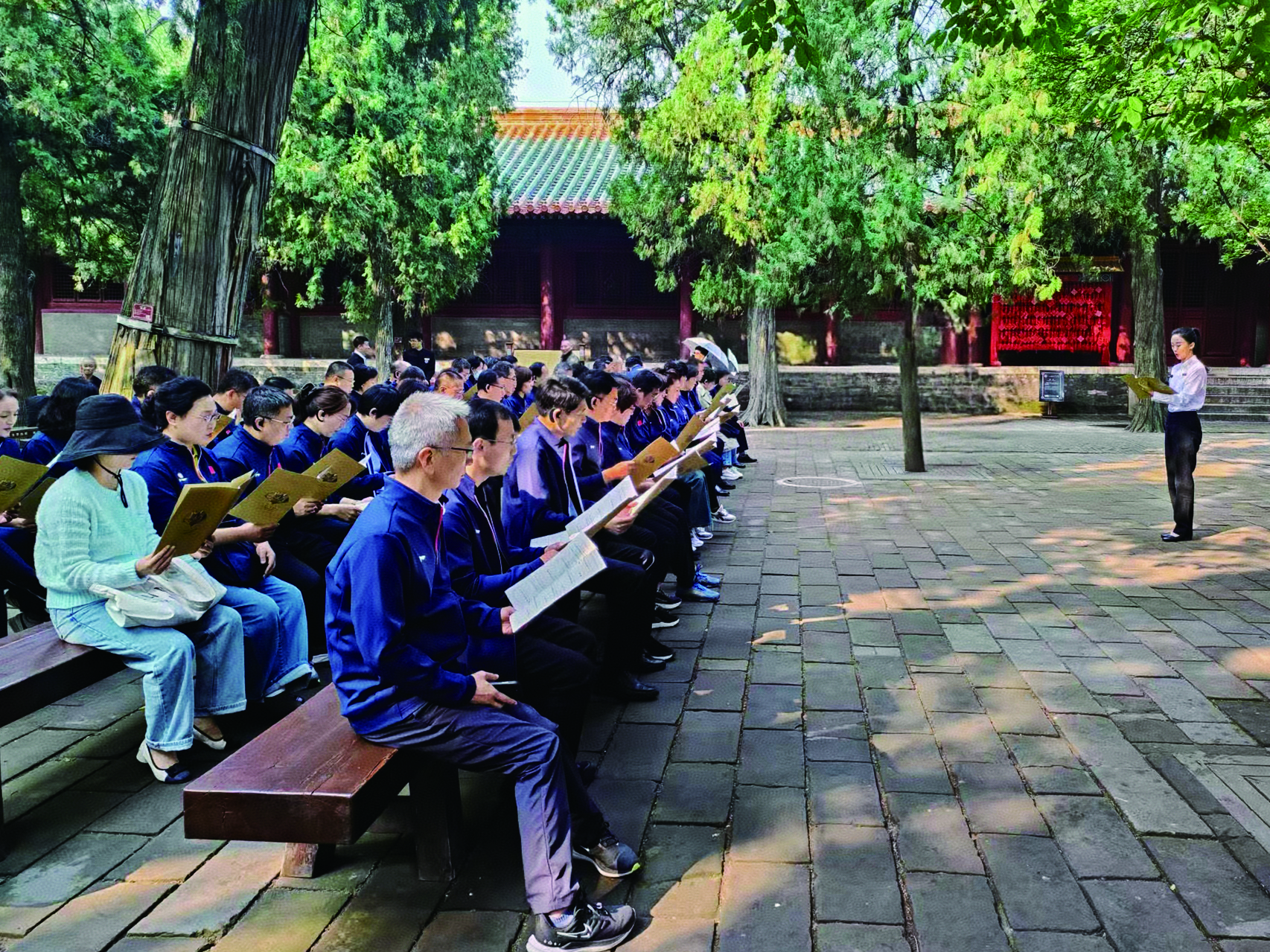 学员在孔庙集体诵读《论语》