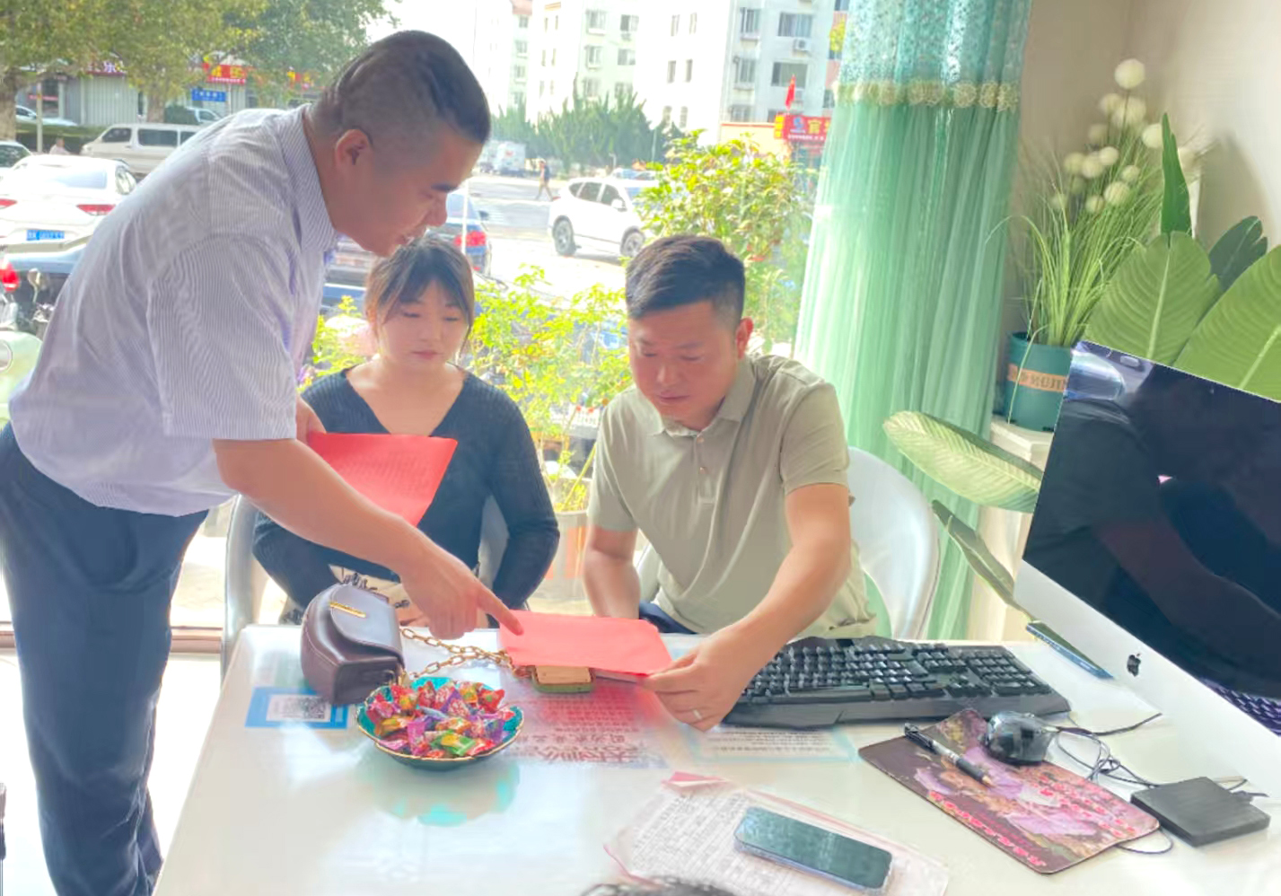 工作人员为市民讲解婚俗改革新政策